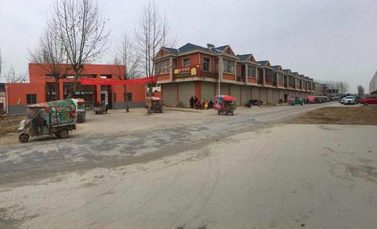 　　放学时分，顺河乡中心学校校门口的水泥路旁，家长接学生的三轮车整齐停放在两边。 澎湃新闻记者 胡芮默 图