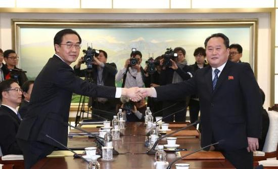 当地时间2018年1月9日，韩国和朝鲜代表在板门店韩方一侧和平之家举行韩朝高级别会谈。东方IC 图