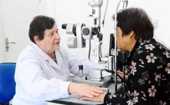 　　▲2016年，俄罗斯首席专家波波娃·莉莉娅·安纳托里耶夫娜获得由中国公安部颁发的“外国人永久居留证”，成为黑龙江省首个以特殊人才身份取得永久居留权的外籍人员。