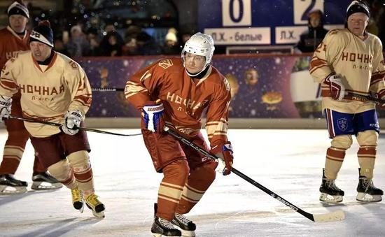 　　△当地时间12月23日，俄总统普京身披11号战袍，参加了俄“夜间冰球联盟”在莫斯科红场上举办的友谊比赛。