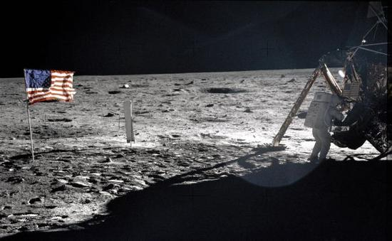 　　这张美国航天局提供的资料照片显示，1969年7月20日，“阿波罗”11号宇宙飞船指令长阿姆斯特朗站在月球表面上。新华社发