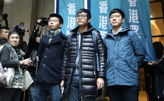 黄之锋、周永康及罗冠聪抵达特区终审法院。（图源：港媒）