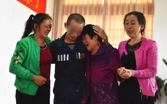 与家人抱头痛哭