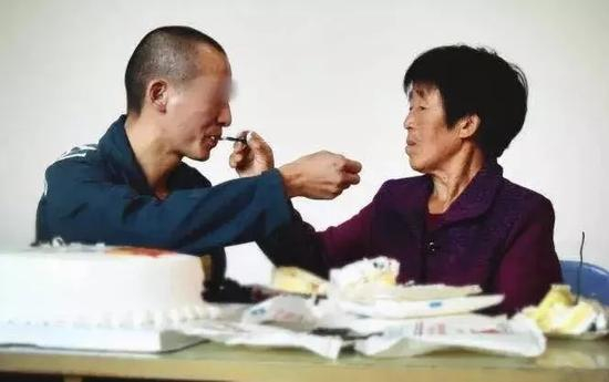 慈母喂儿吃蛋糕