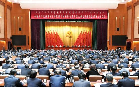 　　1月3日，中国共产党内蒙古自治区第十届委员会第五次全体会议暨全区经济工作会议在呼和浩特召开。内蒙古新闻网 图