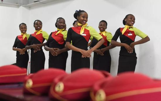 　　2018年2月2日，在肯尼亚首都内罗毕的蒙内铁路内罗毕南站，肯尼亚女乘务员们在排练春晚节目。新华社记者李百顺 摄