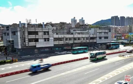 正在拆除的深圳布吉“二线关”联检大楼（2015年6月15日摄）。