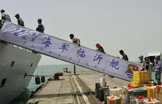 资料图：在也门荷台达港，撤离人员登上中国海军临沂舰。