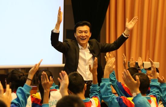 王旭明亲自给中小学生上课，图为公开课现场。摄影/李文强