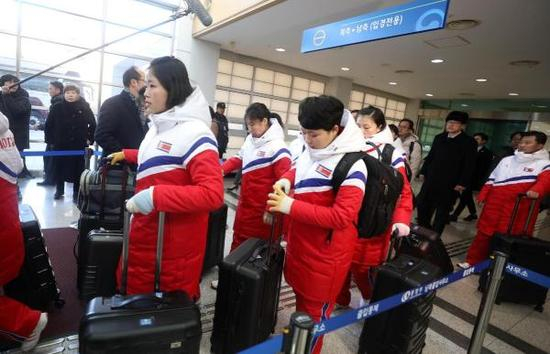 　　当地时间2018年1月25日，韩国，与韩国女子冰球队组建联队参加平昌冬奥会的朝鲜女子冰球代表团当日上午通过位于京畿道坡州的韩方出入境事务所（CIQ）抵韩。东方IC 图