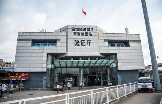 拆除之前的深圳布吉“二线关”联检大楼（2015年6月5日摄）。 东方IC 资料图