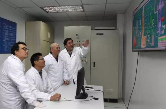 项目组部分成员在试验过程中讨论&nbsp;卢绍庆 摄