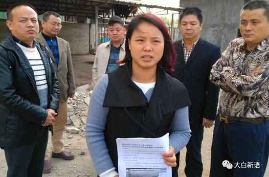 谢石凤向记者反映情况