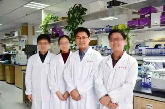 李红良（右二） 武汉大学 图