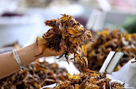 　　资料图片：2017年9月9日，2017国际（亳州）中医药博览会暨第33届全国（亳州）中药材交易会在安徽亳州开幕，这是药商在交易会上选购中药材。新华社发