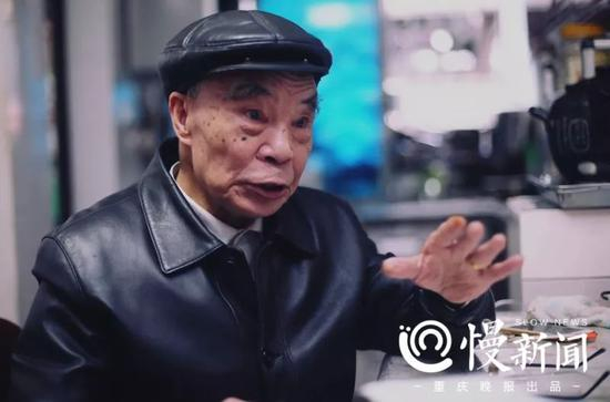 ▲胡明富老人回忆当年在解放碑上调钟的往事