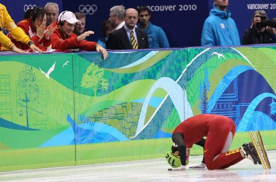 温哥华冬奥会王濛向李琰磕头&nbsp;&nbsp;图自：法新社
