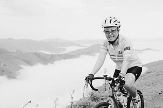 齐丽芳骑行在自行车环法大赛赛道上。 烟台晚报 资料图