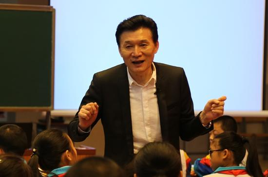 　　去年8月份开始，王旭明自己上阵示范“真语文”教学，已在全国各地上了十多堂公开课。图为公开课现场。摄影/李文强