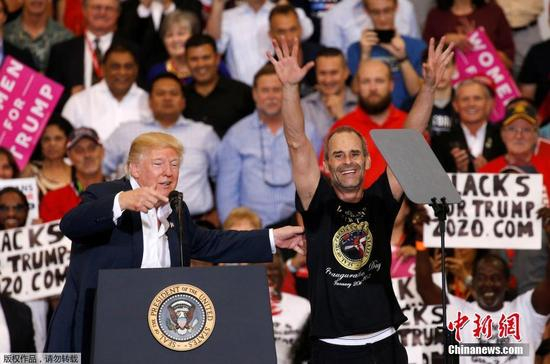 　　当地时间2017年2月18日，美国佛罗里达州墨尔本，特朗普在演讲过程中邀请观众席的一名支持者跳过防护栏到台上。