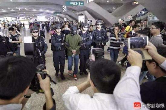2017年1月6日下午，广州火车南站，疑犯被押解回广州。 南都资料图