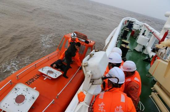 12月4日凌晨，“启程先锋”轮在长江口北堤附近搁浅，&nbsp;“东海救102”轮将遇险9人全数救回。