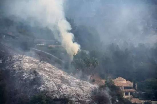 ▲被浓烟笼罩的贝莱尔区 图据《洛杉矶日报》