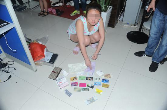 警方在一诈骗窝点查获的嫌疑人用于作案的银行卡。 &nbsp;重庆警方 供图