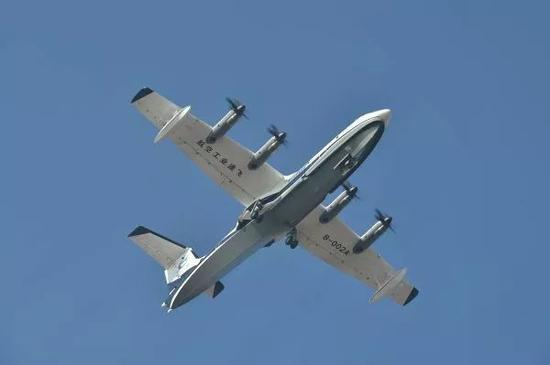 ▲12月24日，“鲲龙”AG600在珠海金湾机场起飞。 （新华社）