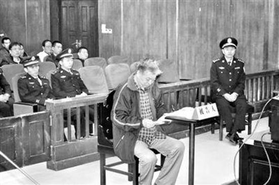 朱家臣在法庭受审