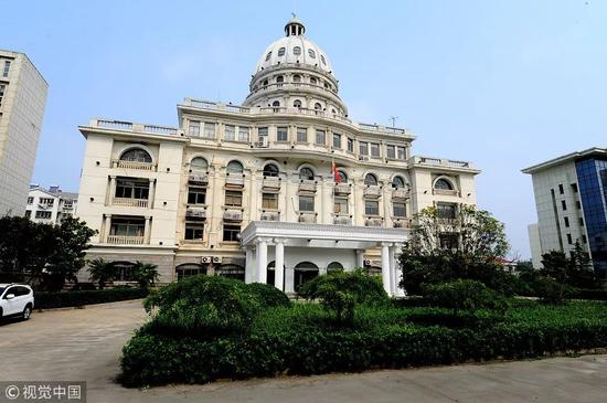 2014年10月5日，江苏省淮安市涟水县环境保护局，犹如山寨版的美国白宫大楼。 图/视觉中国