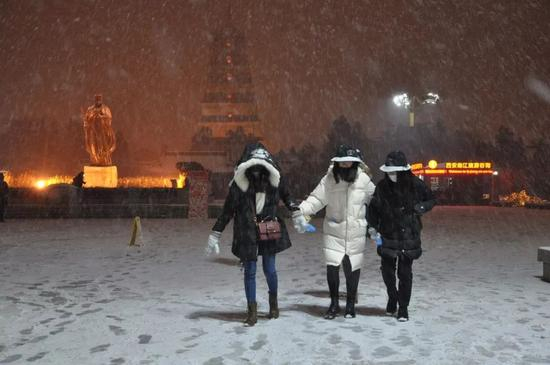 △1月3日，古城西安迎2018年首场大雪。