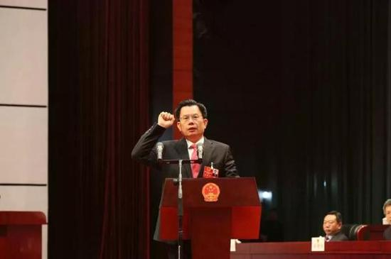 新当选的龙岩市监察委员会主任李成荣进行宣誓。