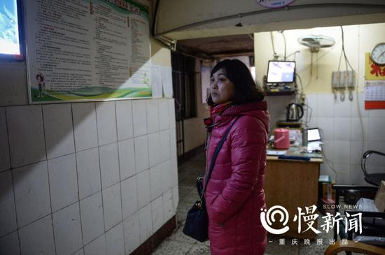 ▲没有找到孩子出生地的确切线索，何小平满脸失望。