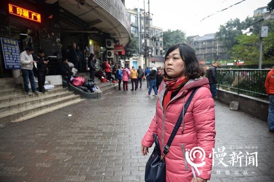 ▲当年的储奇门人才市场已经拆除，何小平仍能认出这就是她找工作的地方