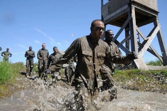 ▲资料图片：美国海军海豹突击队新兵进行体能训练。（中国网）