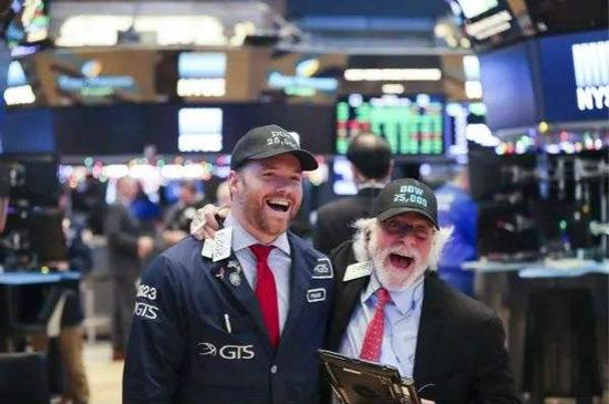 1月4日，纽约股市三大股指均创收盘历史新高。（新华社记者王迎摄）