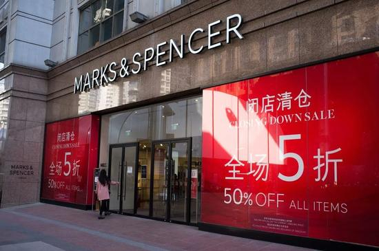 ▲ 2017年，马莎百货北京世贸天阶店闭店前，全场商品五折促销（图片来源：视觉中国）