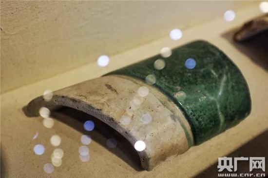 大上清宫遗址出土的琉璃瓦 央广网记者 石昊鑫 摄