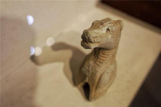 大上清宫遗址出土的蹲兽构件 央广网记者 石昊鑫 摄