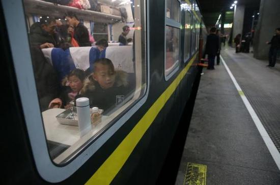 　　2月1日凌晨，旅客乘坐由上海南发往重庆北的K4085次列车。此趟列车是由上海始发的第一列春运列车。 新华社 图