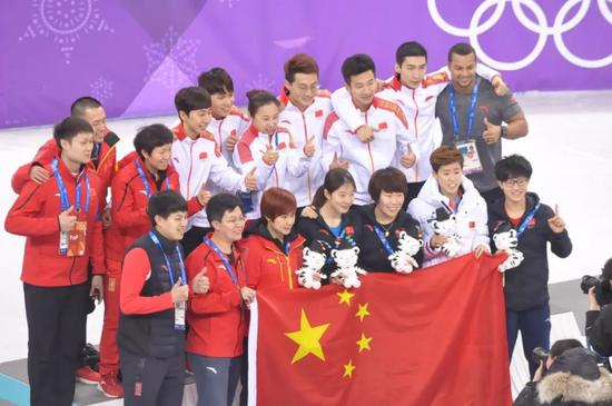 中国短道队赛后合影留念&nbsp; 中国青年报·中青在线记者 慈鑫/摄