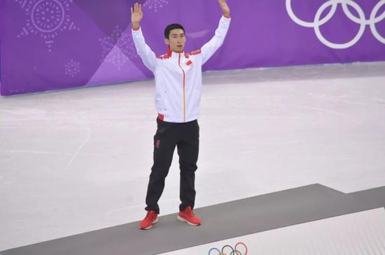 武大靖站上领奖台 中国青年报·中青在线记者慈鑫/摄