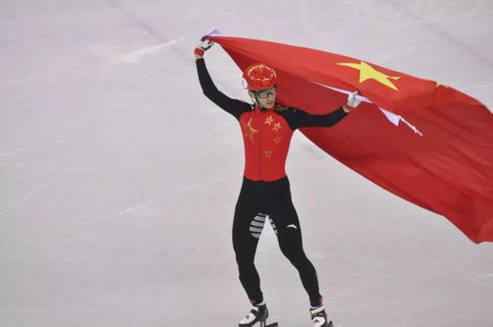 武大靖举起五星红旗 &nbsp;中国青年报·中青在线记者 慈鑫/摄