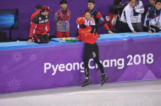 武大靖拥抱李琰 &nbsp;中国青年报·中青在线记者慈鑫/摄