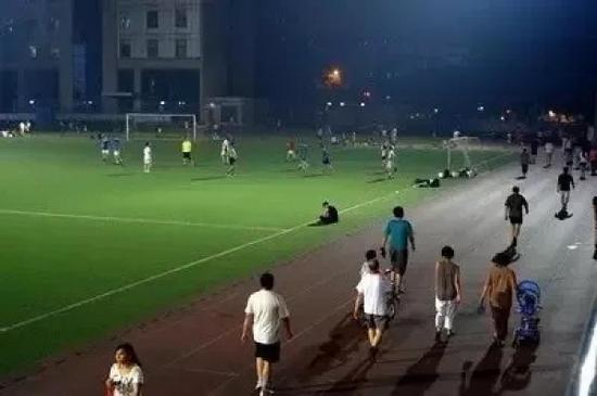 群众对运动的需求日益增加，场地使用便容易发生问题。“人民法院报”微信公号 图
