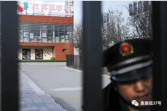 11月23日，红黄蓝幼儿园新天地分园保安在大门内执勤。新京报记者王嘉宁摄