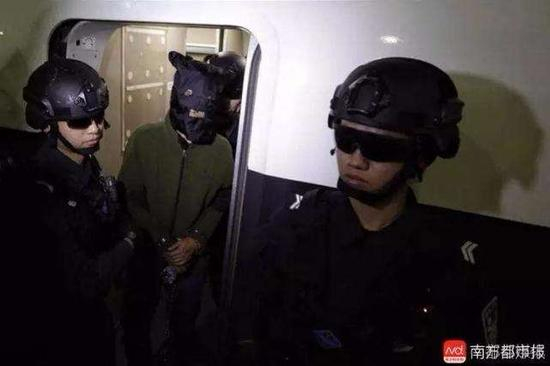 2017年1月6日下午，广州火车南站，疑犯被押解回广州。 南都资料图