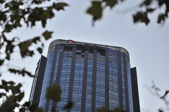 　　2017年12月1日，凌晨4点07分，位于天津市河西区友谊路与平江道交口的城市大厦38层发生火灾，火已扑灭。 视觉中国 图