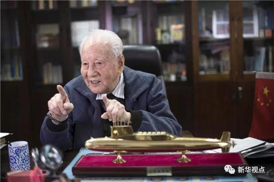 2016年12月20日，黄旭华在办公室内。新华社记者 熊琦 摄